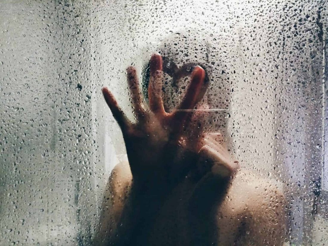Shower before bed, taking special care to wash your hair thoroughly. Pollen, dust, and other allergens can get trapped on your skin and in your hair as you go through your day. If you normally shower in the morning, consider switching to an evening schedule. This will give you the chance to remove these irritants before bed, allowing you to have a restful night's sleep.