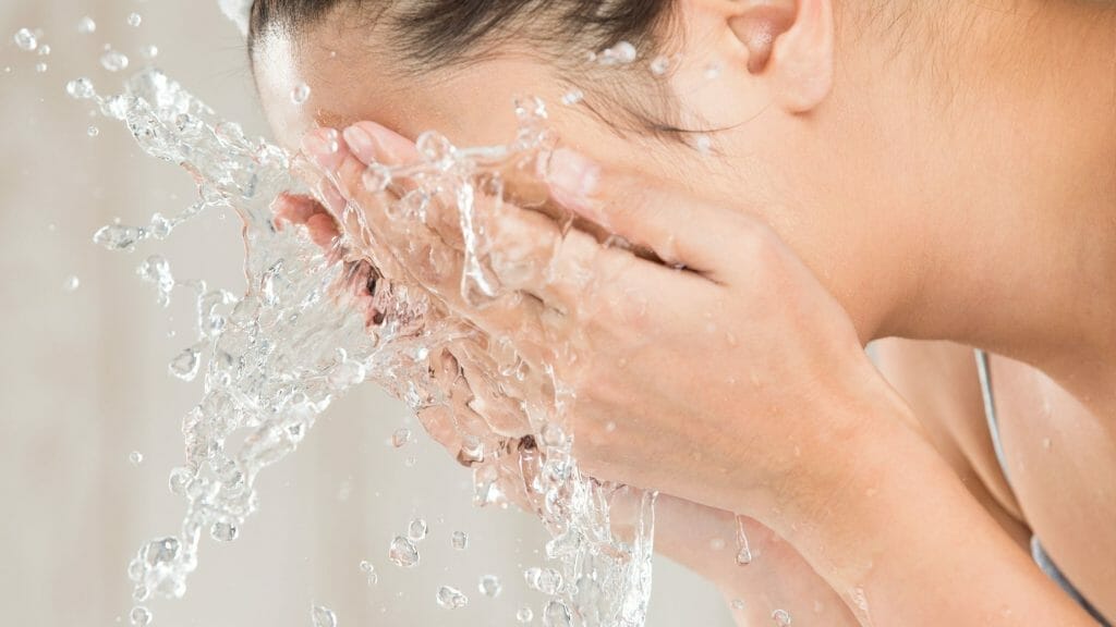 Washing your face is, without doubt, the most basic, yet the most essential step in caring for your face. Regardless of whether you wear makeup or otherwise, you need to wash your face before going to bed. 